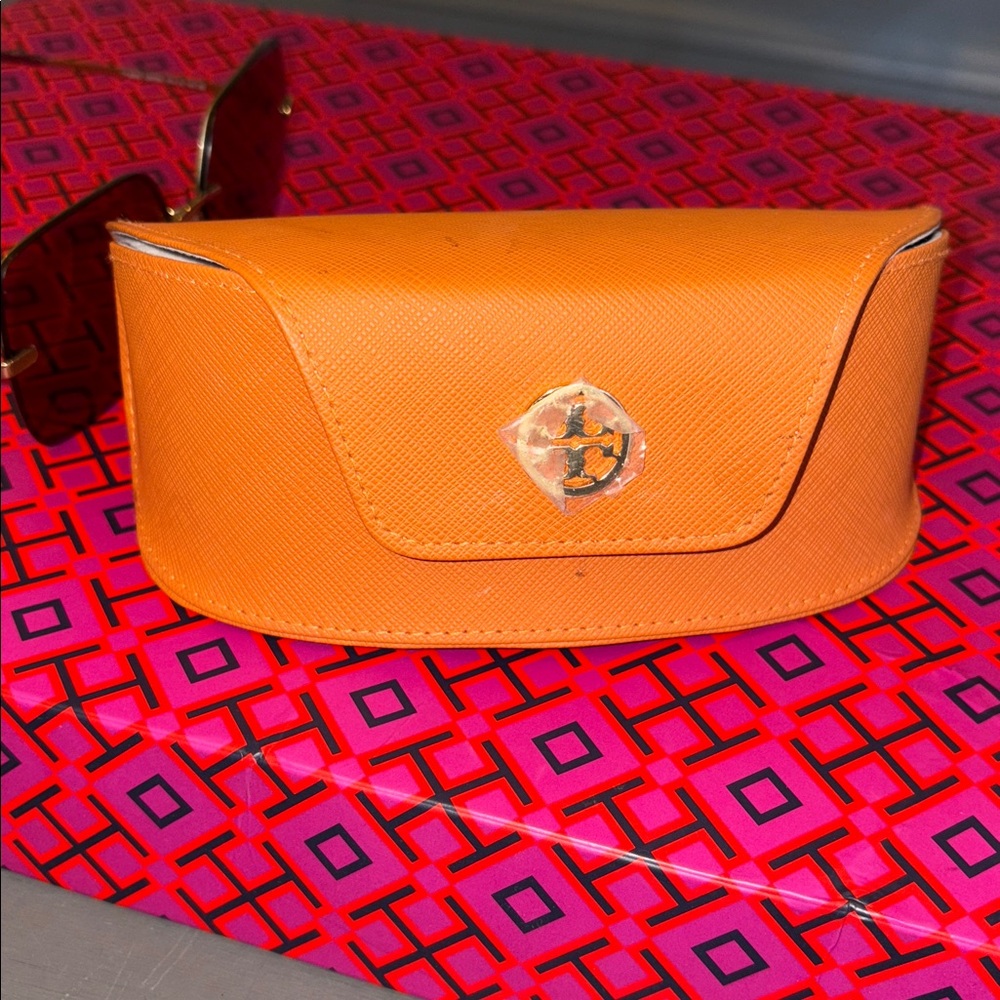 Beautiful Tory Burch Oversized Sunnies w/
metal and stunning purple accents 🩷 - Picture 12 of 16